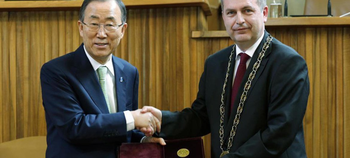 El Secretario General de la ONU, Ban Ki-moon, recibe la medalla de oro de la Universidad Charles en Praga  Foto.ONU/Evan Schneider