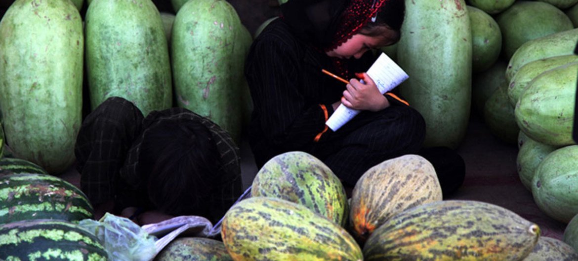 Une jeune fille étudie en Afghanistan. Photo MANUA