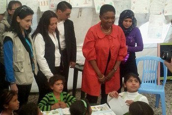 La chef de l'humanitaire de l'ONU, Valerie Amos (seconde à droite) rencontre des enfants réfugiés syriens dans le nord du Liban. Photo OCHA/Y. Martin