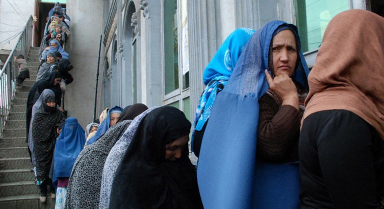 Mujeres se disponen a votar en Afganistán.