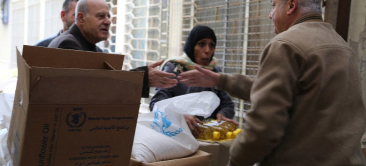 Syrians receiving WFP rations.