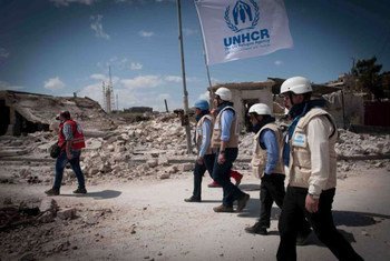 Des travailleurs humanitaires du HCR à Alep, en avril 2014.