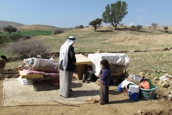 Des Palestiniens déplacés avec leurs biens en janvier 2014 après la démolition de leurs structures à Ein al Hilwan par les autorités israéliennes. Photo OCHA (archives)