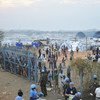 شرطة الأمم المتحدة في بعثة الأمم المتحدة في جنوب السودان تقوم بحملة أمنية في بيت الأمم المتحدة في جوبا، والذي تحول إلى مخيم للمشردين داخليا الهاربين من العنف في جميع أنحاء البلاد. المصدر: الأمم المتحدة / أيزك بيلي