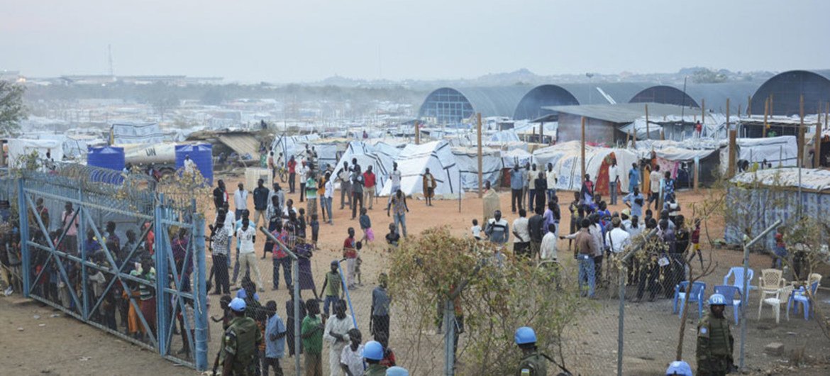 شرطة الأمم المتحدة في بعثة الأمم المتحدة في جنوب السودان تقوم بحملة أمنية في بيت الأمم المتحدة في جوبا، والذي تحول إلى مخيم للمشردين داخليا الهاربين من العنف في جميع أنحاء البلاد. المصدر: الأمم المتحدة / أيزك بيلي