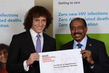 L'ambassadeur de bonne volonté de l'ONUSIDA David Luiz (à gauche) avec le Directeur exécutif de l'ONUSIDA, Michel Sidibé.