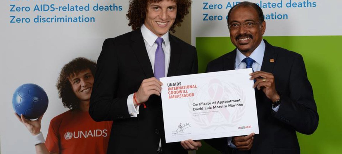 UNAIDS Executive Director Michel Sidibé (right) with new International Goodwill Ambassador, Brazilian football star David Luiz.