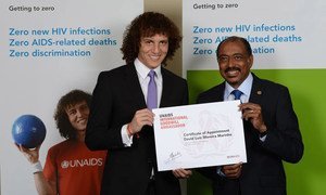 UNAIDS Executive Director Michel Sidibé (right) with new International Goodwill Ambassador, Brazilian football star David Luiz.
