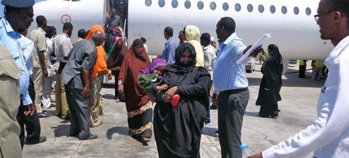Somali migrants being deported to Mogadishu from Kenya (April 2014).