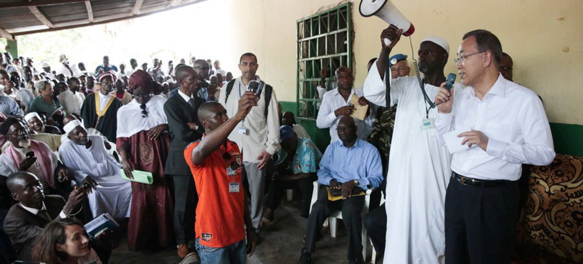 Secretary-General Ban Ki-moon  (right) meeting with displaced persons at the main mosque in Bangui, during his visit to the Central African Republic on 5 April 2014.
