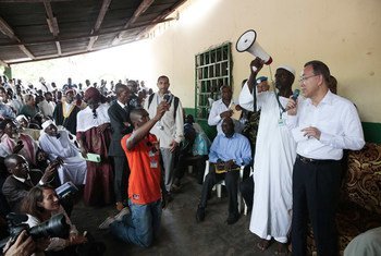 Secretary-General Ban Ki-moon  (right) meeting with displaced persons at the main mosque in Bangui, during his visit to the Central African Republic on 5 April 2014.