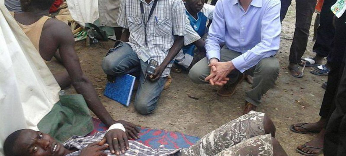 DSRSG Toby Lanzer speaking to an injured man seeking shelter at the UNMISS protection site.