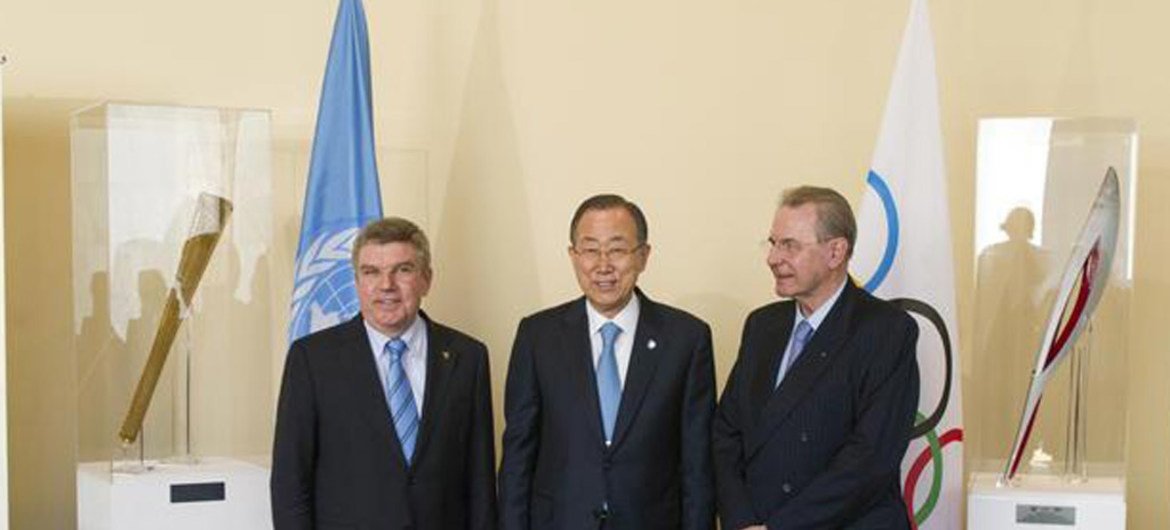 Secretary-General Ban Ki-moon (centre) with Olympic Committee chief Thomas Bach (left) and Jacques Rogge, Special Envoy for Youth Refugees and Sport.