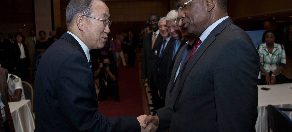 Le Secrétaire général de l'ONU, Ban Ki-moon (gauche) avec son Représentant spécial pour l'Afrique centrale, Abdoulaye Bathily en 2013 au Mali (Archives)
