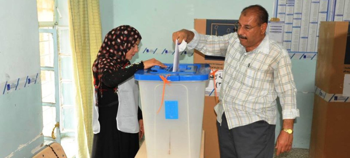 Casting a ballot in Basra, Iraq, where more than 1.6 million voters were registered for the parliamentary elections on 30 April 2014.