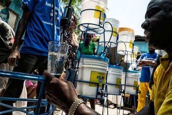 The UN Mission in Haiti’s Community Violence Reduction section (CVR) continued its joint pilot project with the Direction Nationale de l’Eau Potable et de l’Assainissement (DINEPA) to install water filter systems and provide hygiene training in Cité Soleil, Port au Prince.