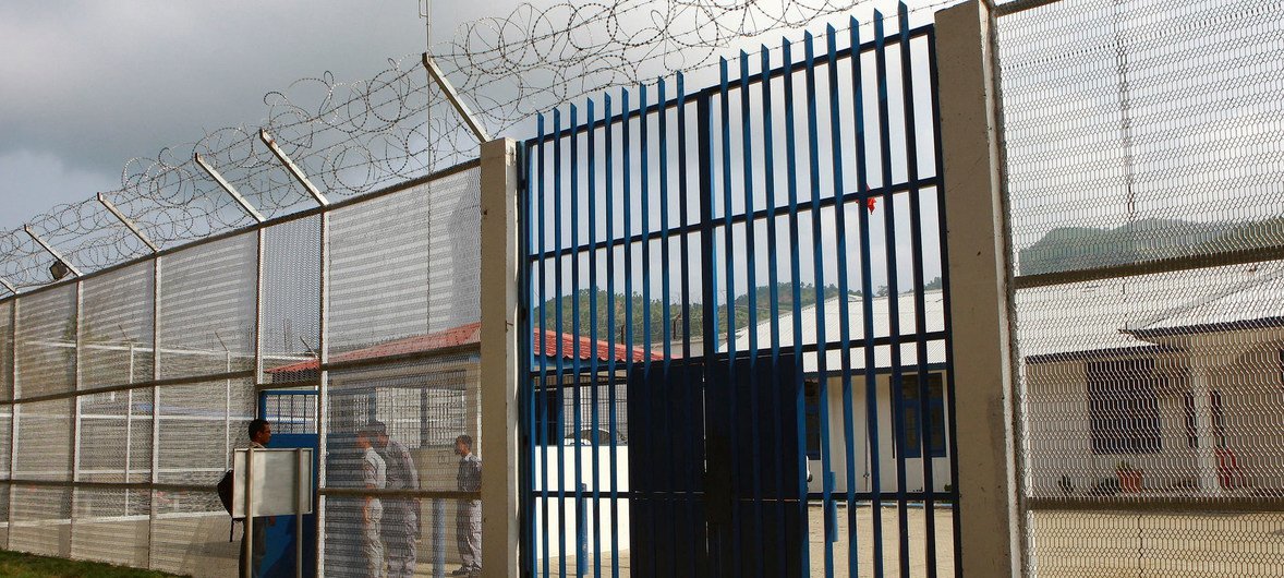 Imagen de la valla de una prisión