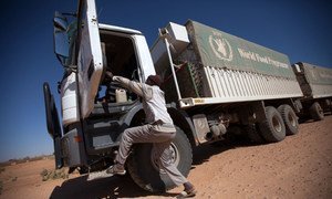 10-شباط-فبراير 2014، الفاشر: شاحنة تابعة لبرنامج الأغذية العالمي في طريقها إلى الفاشر شمال دارفور