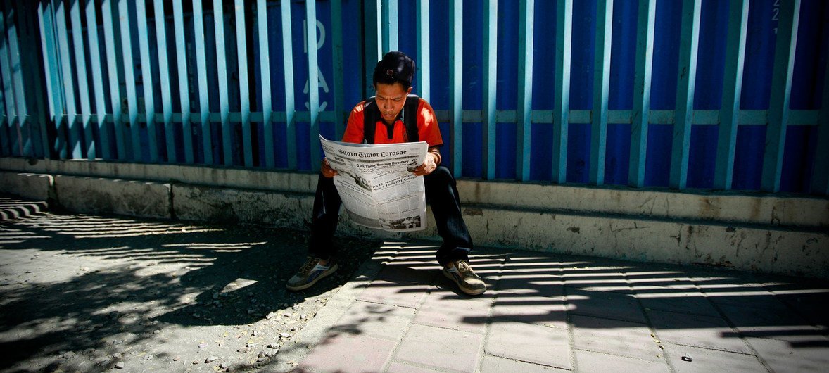 A young Timorese man in Dili reads a local daily, the Suara Timor Lorosae, as World Press Freedom Day (3 May) approaches.