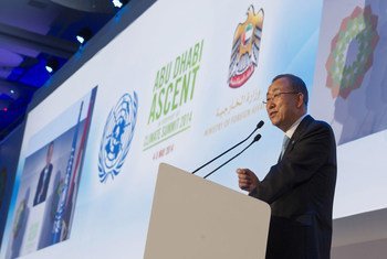 Le Secrétaire général Ban Ki-moon lors d'une réunion sur le climat à Abou Dabi, aux Emirats Arabes Unis, le 4 mai 2014.  Photo ONU/E. Debebe