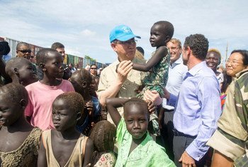 Le Secrétaire général Ban Ki-moon dans le camp de déplacés de la MINUSS de Tomping.