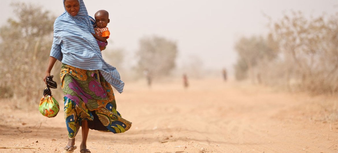 Une femme et son enfant malnutri quitte un centre d'alimentation thérapeuthique de l'UNICEF dans la région de Maradi, au Niger (photo archives).