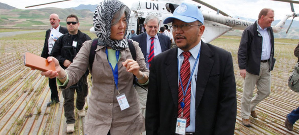 La subsecretaria general de Asuntos Humanitarios de la ONU y coodinadora adjunta de Ayuda de Emergencia, Kyung-wha Kang, durante una visita a Afganistán  Foto: Fardin Waezi / UNAMA