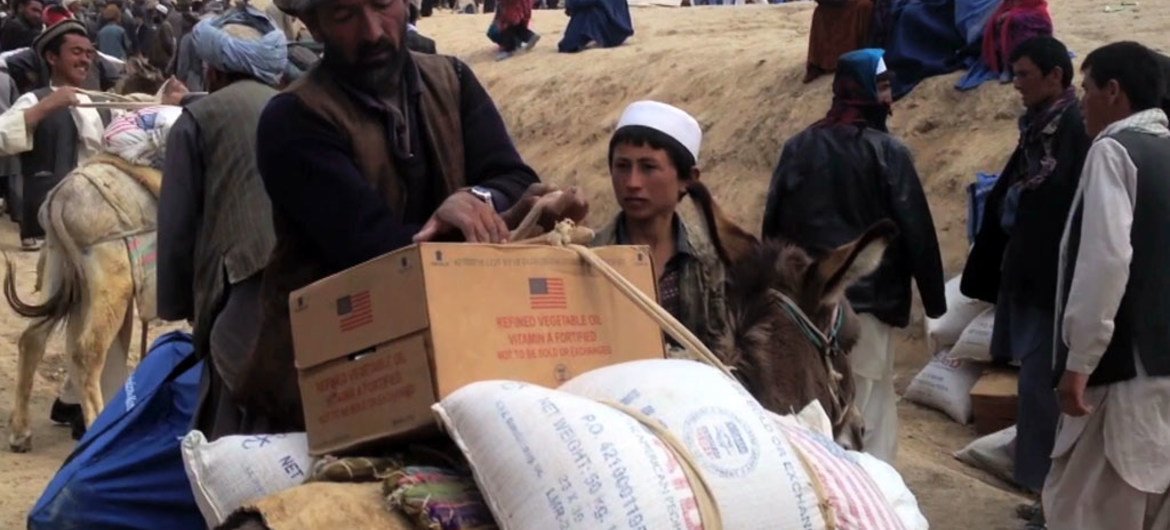 WFP delivers supplies into the landslides zone in Argo district of Badakshan province to over 700 needy families.