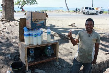 Vinho de palma, vendido nas ruas de Timor-Leste. 