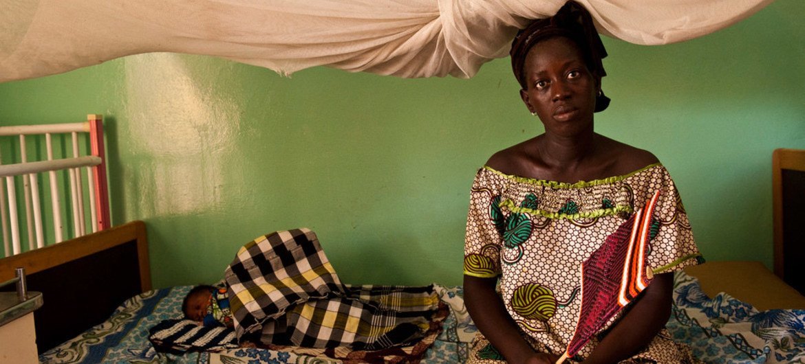 塞内加尔一位产妇和她的孩子。世界银行图片/Arne Hoel