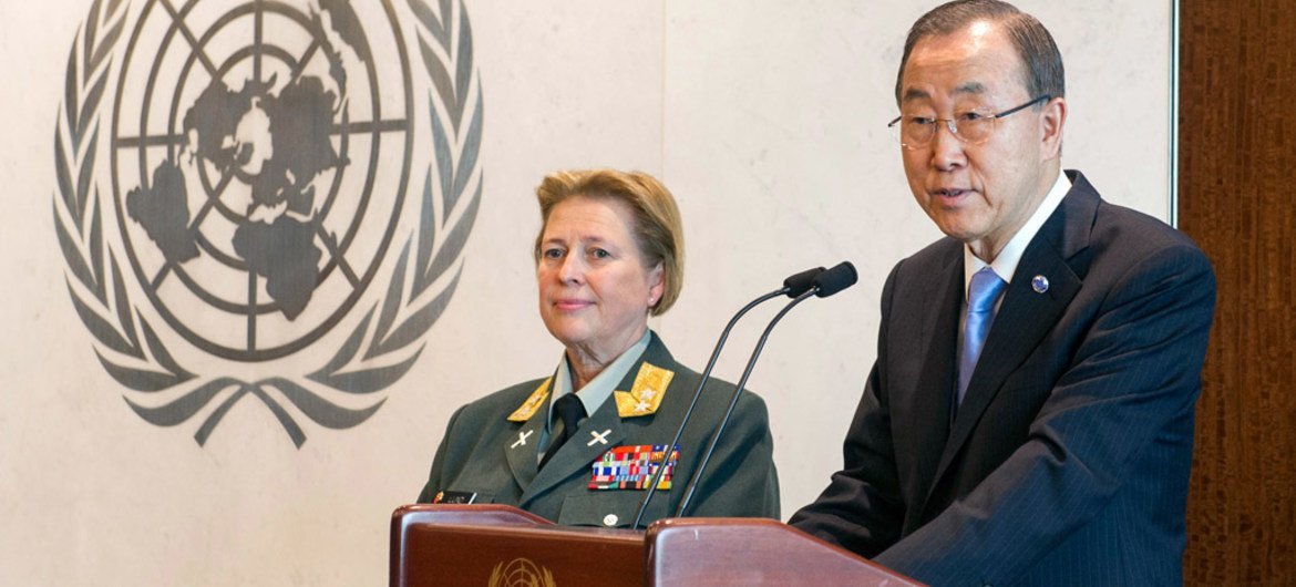 Secretary-General Ban Ki-moon (right) with Major General Kristin Lund of Norway.