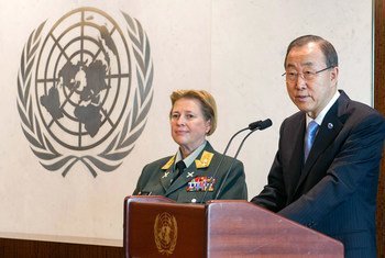Secretary-General Ban Ki-moon (right) with Major General Kristin Lund of Norway.