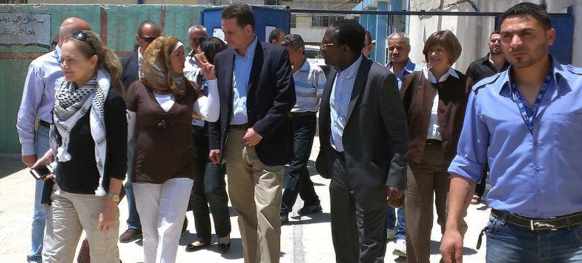 المفوض العام للأونروا بيير كرينبول (الثالث من اليسار) في زيارة إلى حمص، سوريا. المصدر: الأونروا