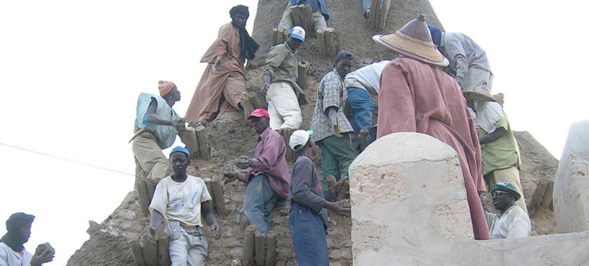 UNESCO and the European Union have undertaken to reconstruct the cultural heritage of Timbuktu.