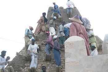 تعهدت منظمة اليونسكو والاتحاد الأوروبي لإعادة بناء التراث الثقافي لمدينة تمبكتو. الصورة: اليونسكو / إف. باندارين
