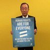 Le Secrétaire général Ban Ki-moon avec le message pour la Journée internationale contre l'homophobie et la transphobie (IDAHO-T).