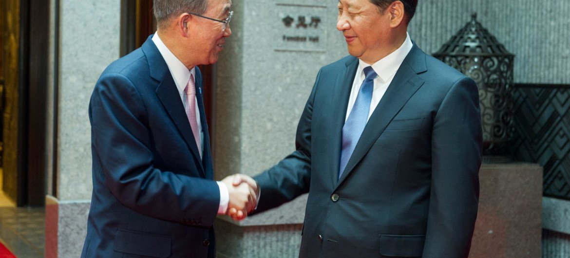 El Secretario General de la ONU, Ban Ki-moon,  saluda al presidente de China, Xi Jinping  Foto archivo:  ONU/Mark Garten