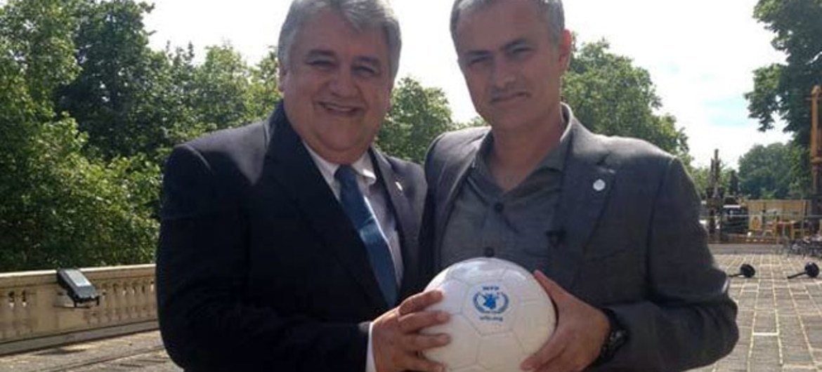 Le vice-directeur exécutif du PAM, Amir Abdulla (à gauche) avec l'entraineur de foot José Mourinho.