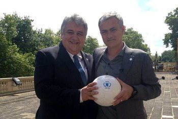 Le vice-directeur exécutif du PAM, Amir Abdulla (à gauche) avec l'entraineur de foot José Mourinho.