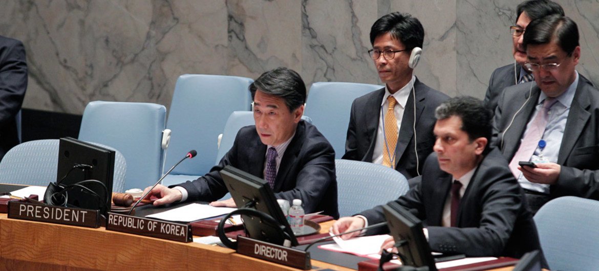 Amb. Oh Joon of the Republic of Korea (left), President of the Security Council for May, moderates the Security Council meeting on the situation in Guinea-Bissau.