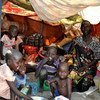 ©OCHAعائلة تجلس داخل مأوى مؤقت في مجمع الأمم المتحدة في ملكال بولاية أعالي النيل في جنوب السودان