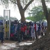 位于琼莱州首府的南苏丹特派团基地里，内部流离失所者正排队领取援助食物和木炭。