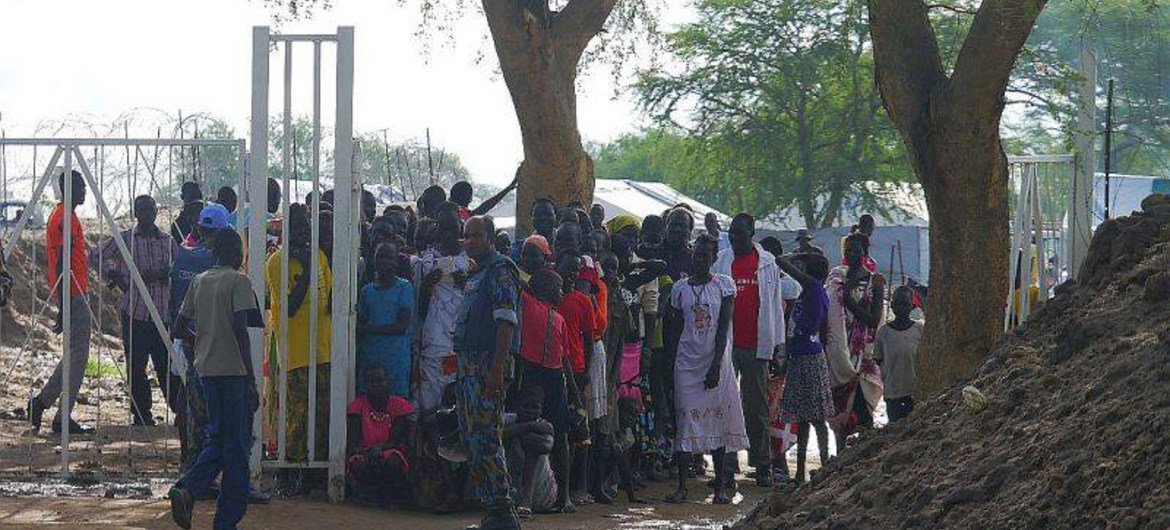 位于琼莱州首府的南苏丹特派团基地里，内部流离失所者正排队领取援助食物和木炭。