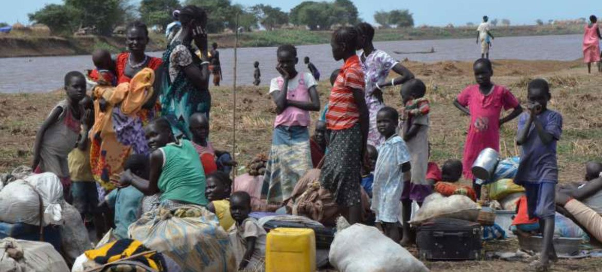 مجموعة من النساء والأطفال يعبرون الأراضي الإثيوبية بعد عبور نهر بارو من جنوب السودان. صورة من مفوضية شؤون اللاجئين