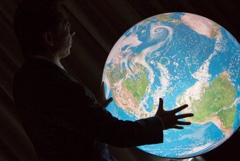 El profesor Shinich Takemura muestra el globo digital interactivo Tangible Earth. 