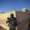 تقوم قوات حفظ السلام التابعة للامم المتحدة من توغو بحراسة محيط  مبنى المحافظ في كيدال، مالي. صور الأمم المتحدة / ماركو دورمينو