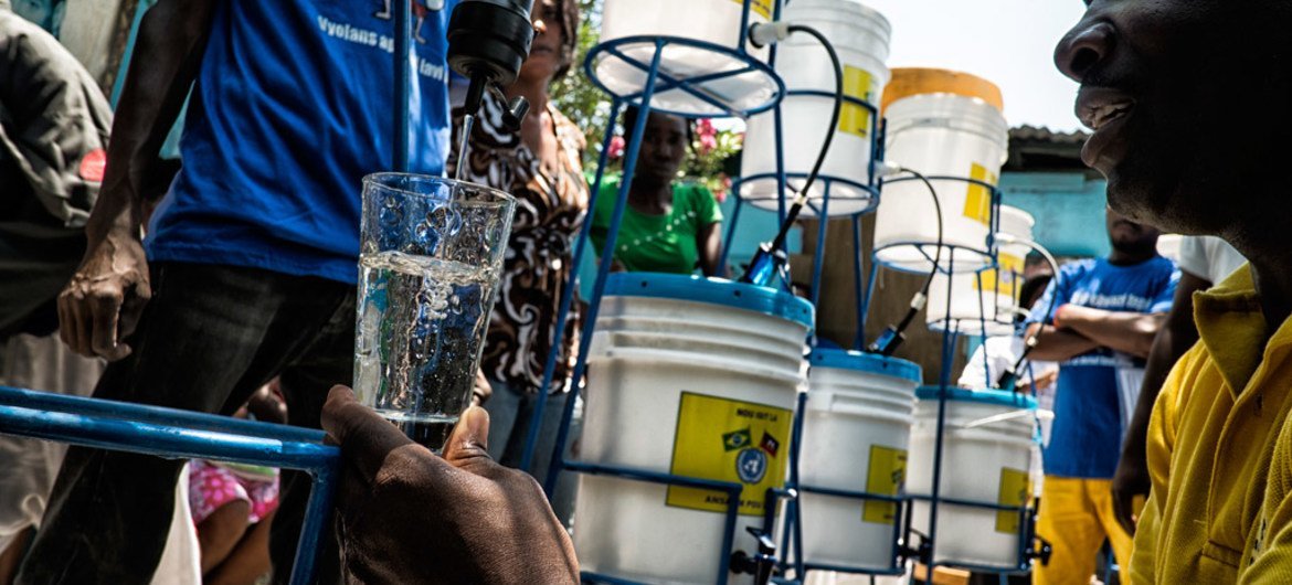 Distribución de agua limpia en Haití. Foto: ONU-Logan Abassi