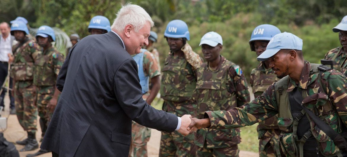 وكيل الأمين العام لعمليات حفظ السلام هيرفي لادسوس يحي أفراد بعثة منظمة الأمم المتحدة لتحقيق الاستقرار في جمهورية الكونغو الديمقراطية. صور الأمم المتحدة / سيلفان يكتي