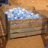 Les bouteilles en plastique usagées sont collectées et séparées afin de les envoyer dans une usine de recyclage à Bamako.