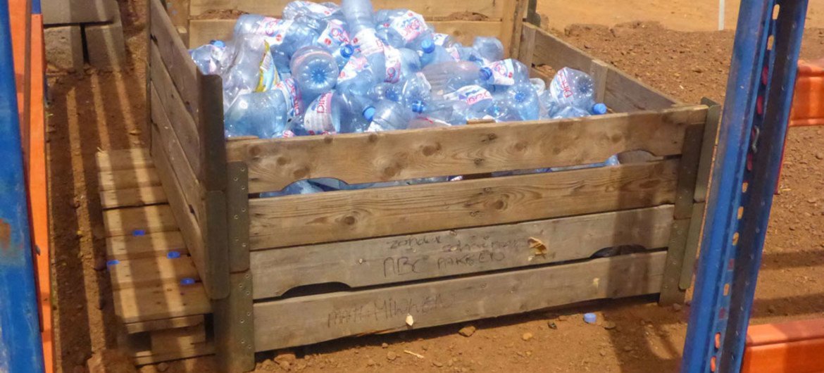 Botellas de plástico que son reunidas para luego ser recicladas en Bamako, Mali